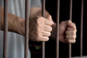 Crimă la Ocnița // Un bărbat de 76 de ani și-a ucis oaspetele de 68 de ani. Pedeapsa primită